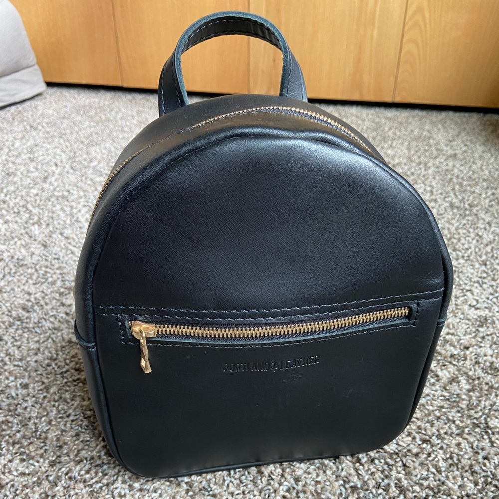 Portland Leather Essential Backpack in Smooth Black